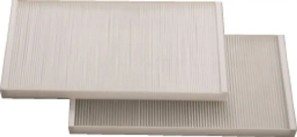 Zwei rechteckige Filter mit gerillter Oberfläche für die Wohnungslüftung, geeignet für Bosch-Systeme. Farbe: Weiß.